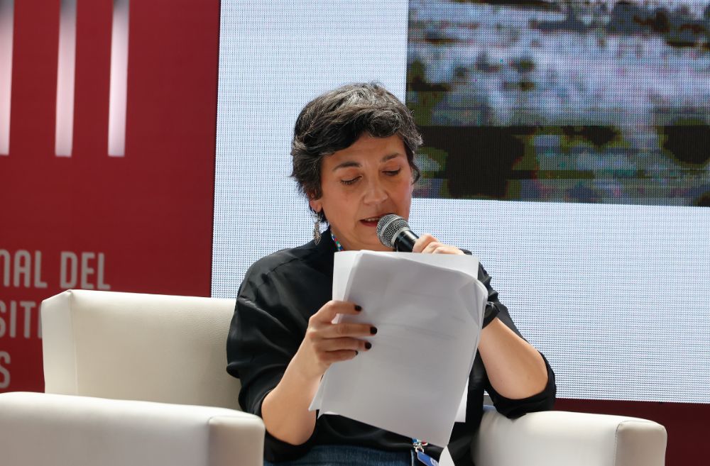  la Facultad de Filosofía de la UCHILE, Soledad Falabella, dialogó con la artista y leyó uno de los poemas de los libros.